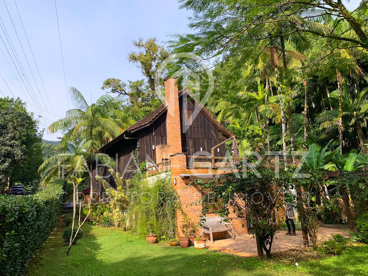 C0356 – Casa com três quartos à venda no bairro Barra do Rio Cerro.